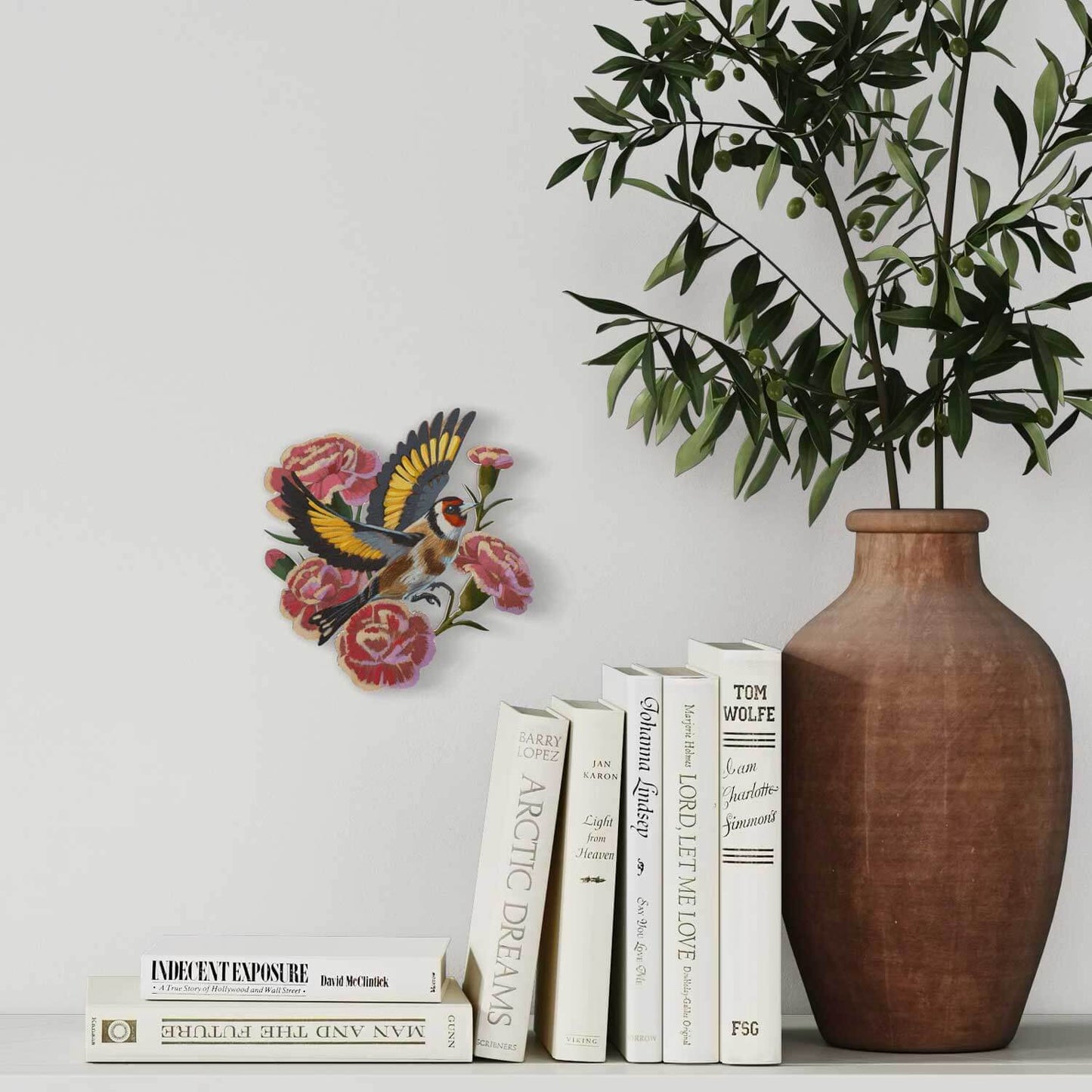 Handgemaltes Retro-Schild mit Stieglitz und Nelken, dekoratives Wandkunststück bei einer Pflanze und Bücher.