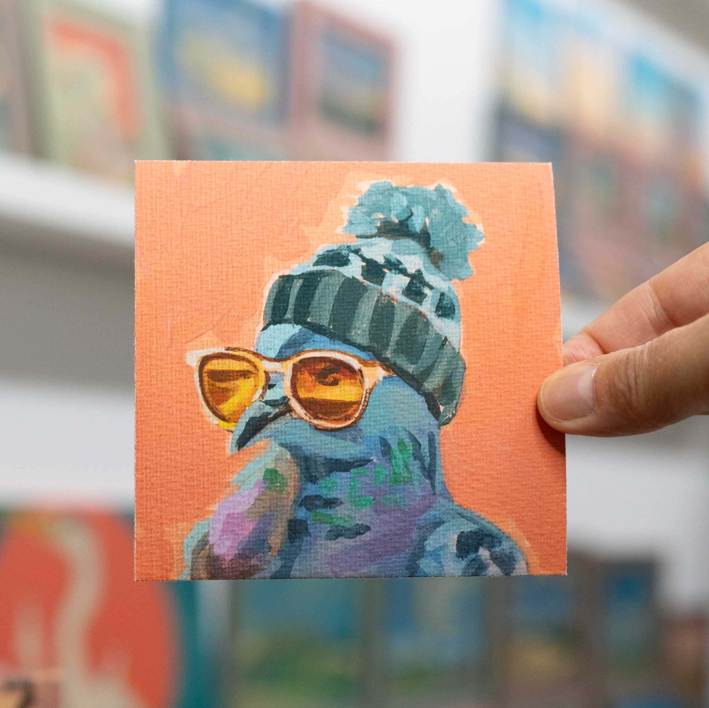 Druck eines Vogels mit Mütze und orange Sonnenbrille, auf Büttenpapier, 10 x 10 cm, gerahmt, Kunstdruck von Hahnemühle.