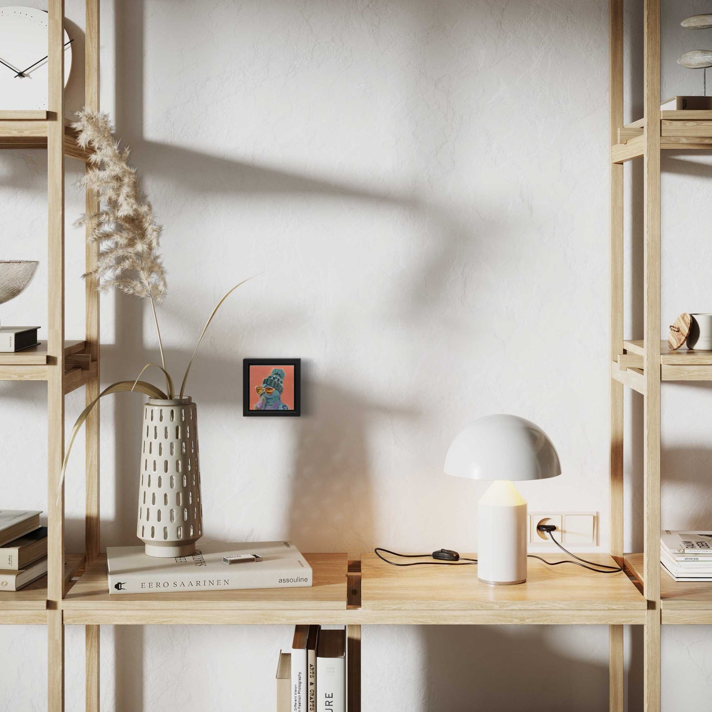 Fine Art Print Checker Taube mit orange Sonnenbrillen im Holzrahmen auf 10 x 10 cm, auf einem Regal neben einer Lampe und Dekoration.