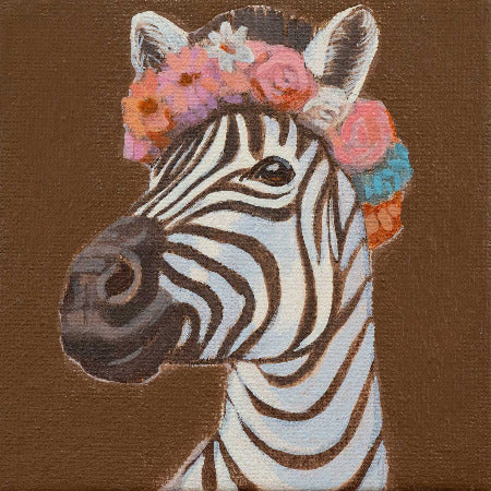 Handgemaltes 10x10 cm Acrylbild eines Zebras mit Blumenkranz, auf braunem Hintergrund, hochwertiges Kunstwerk.