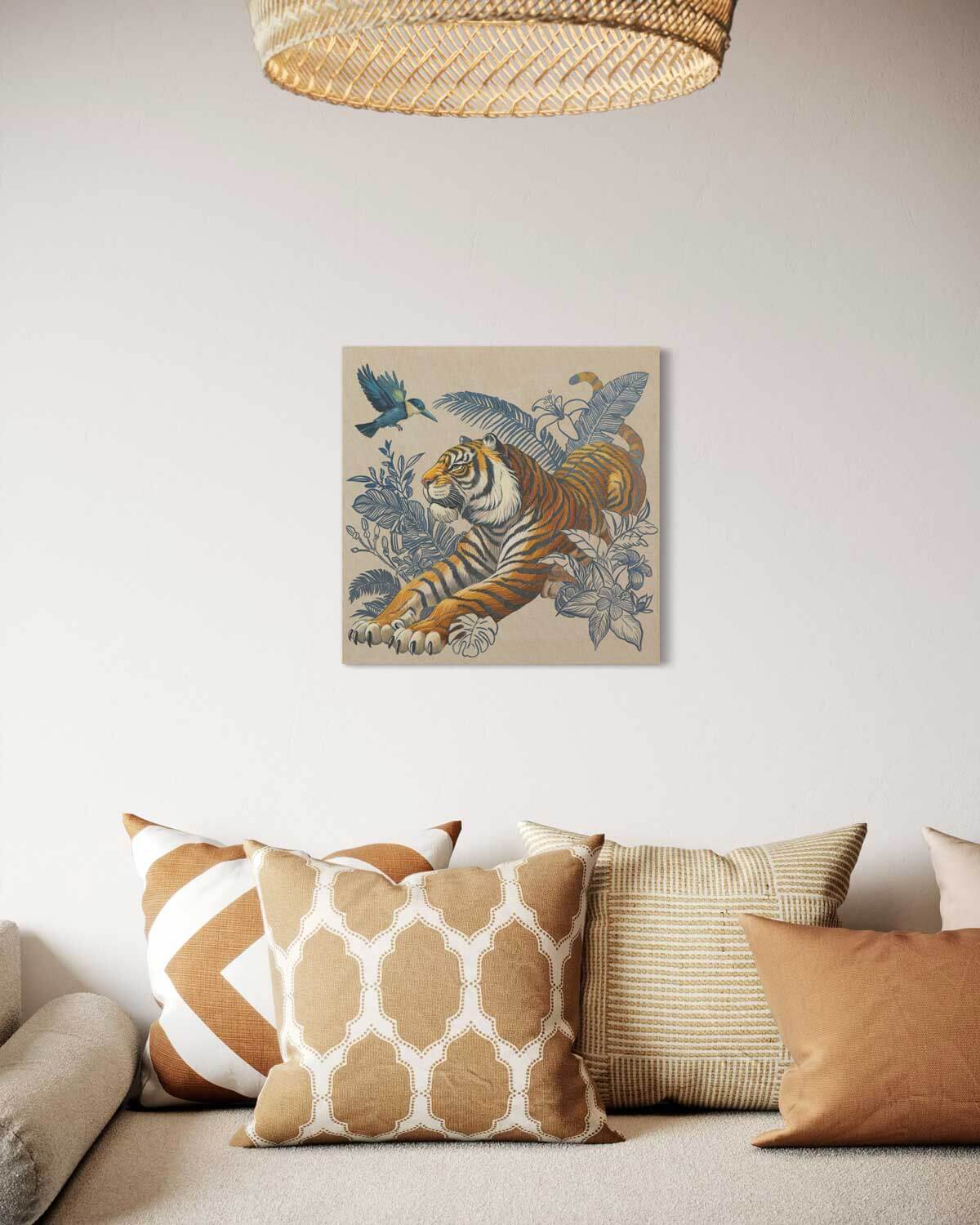Handgemaltes Tiger-Gemälde im Boho-Stil auf Leinwand, 50 x 50 cm, elegant an einer Wohnwand präsentiert.