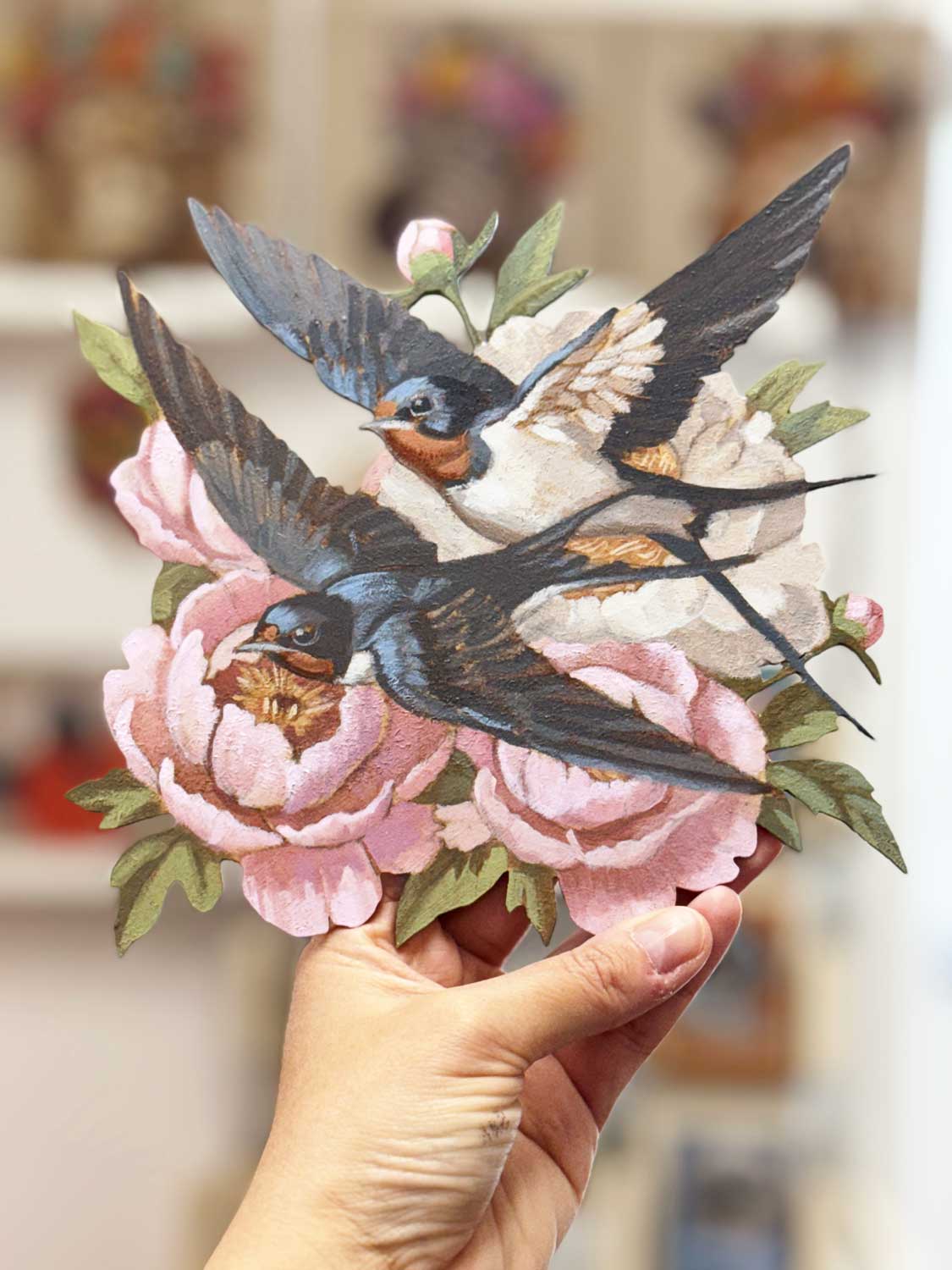 Handgemaltes Retro-Schild mit Schwalben und Blumen, ca. 20x20 cm, aus hochwertigen Acrylfarben.
