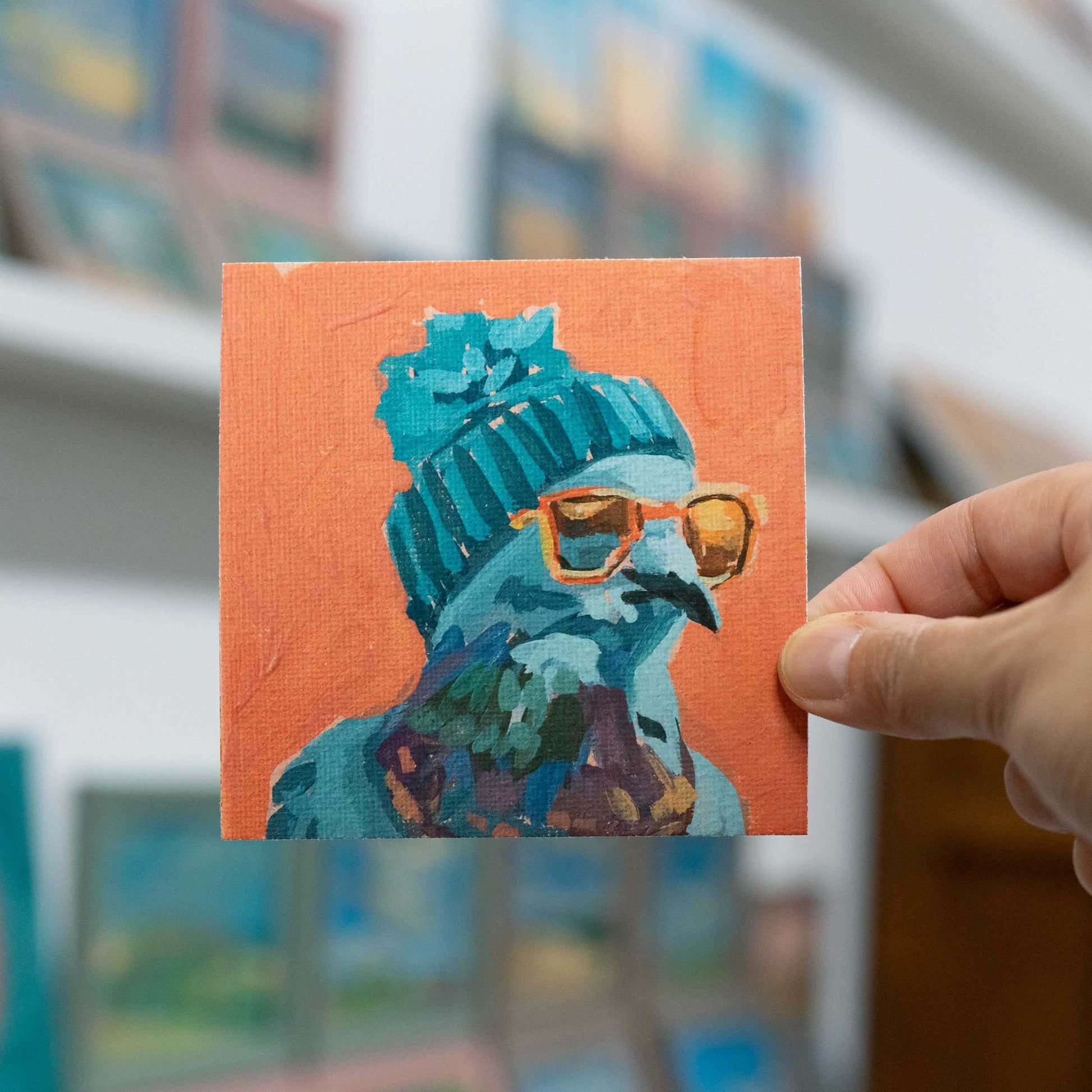 Fine Art Print einer Taube mit orange Sonnenbrillen auf Echt-Büttenpapier, 10 x 10 cm, gerahmt im Studio gehalten